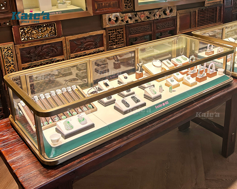 Independent jewelry display cabinet on the countertop