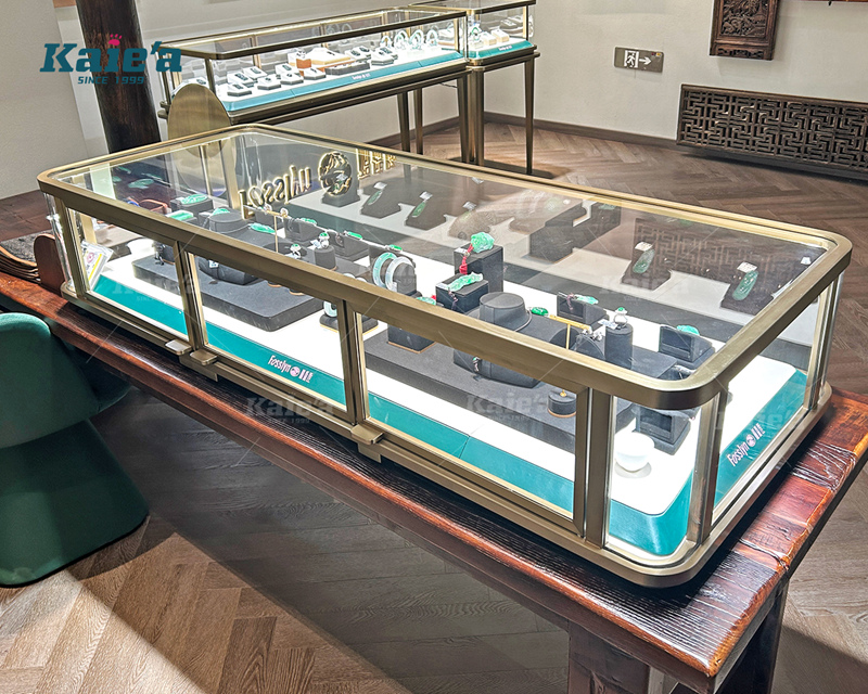 Independent jewelry display cabinet on the countertop
